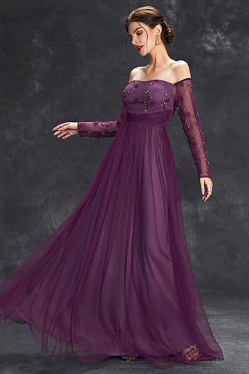 Vestido formal de tul morado oscuro con hombros descubiertos y mangas